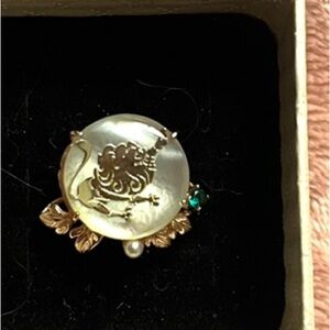 Elegant Gold and Green Women's Ring